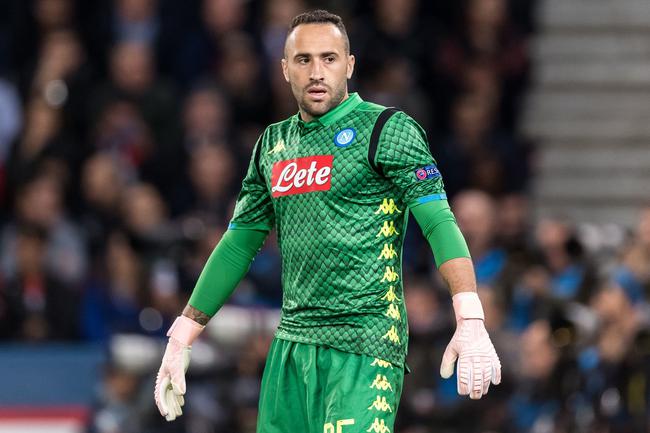 队友疯狂给他做掩护（队友拼命替他打掩护）