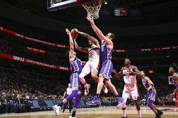 攻入里昂队史欧战第500球，托利索上演职业生涯首次帽子戏法（托利索打进里昂欧战队史第500球，职业生涯首次戴帽）