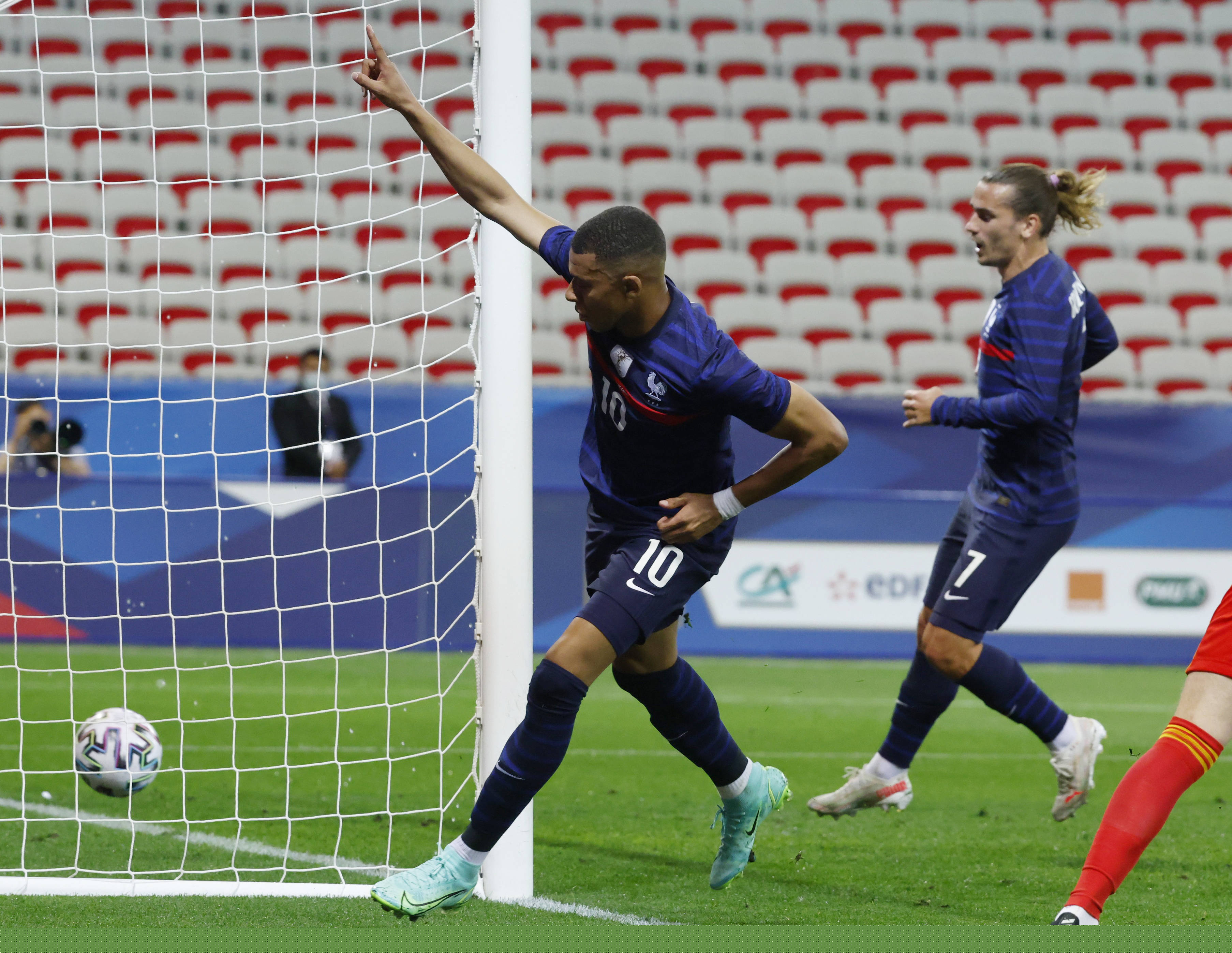 FIFA年度最佳女足球员候选：拉索、邦马蒂、卡尔登泰等人在列（FIFA年度最佳女足球员候选名单公布：拉索、邦马蒂、卡尔登泰等入选）