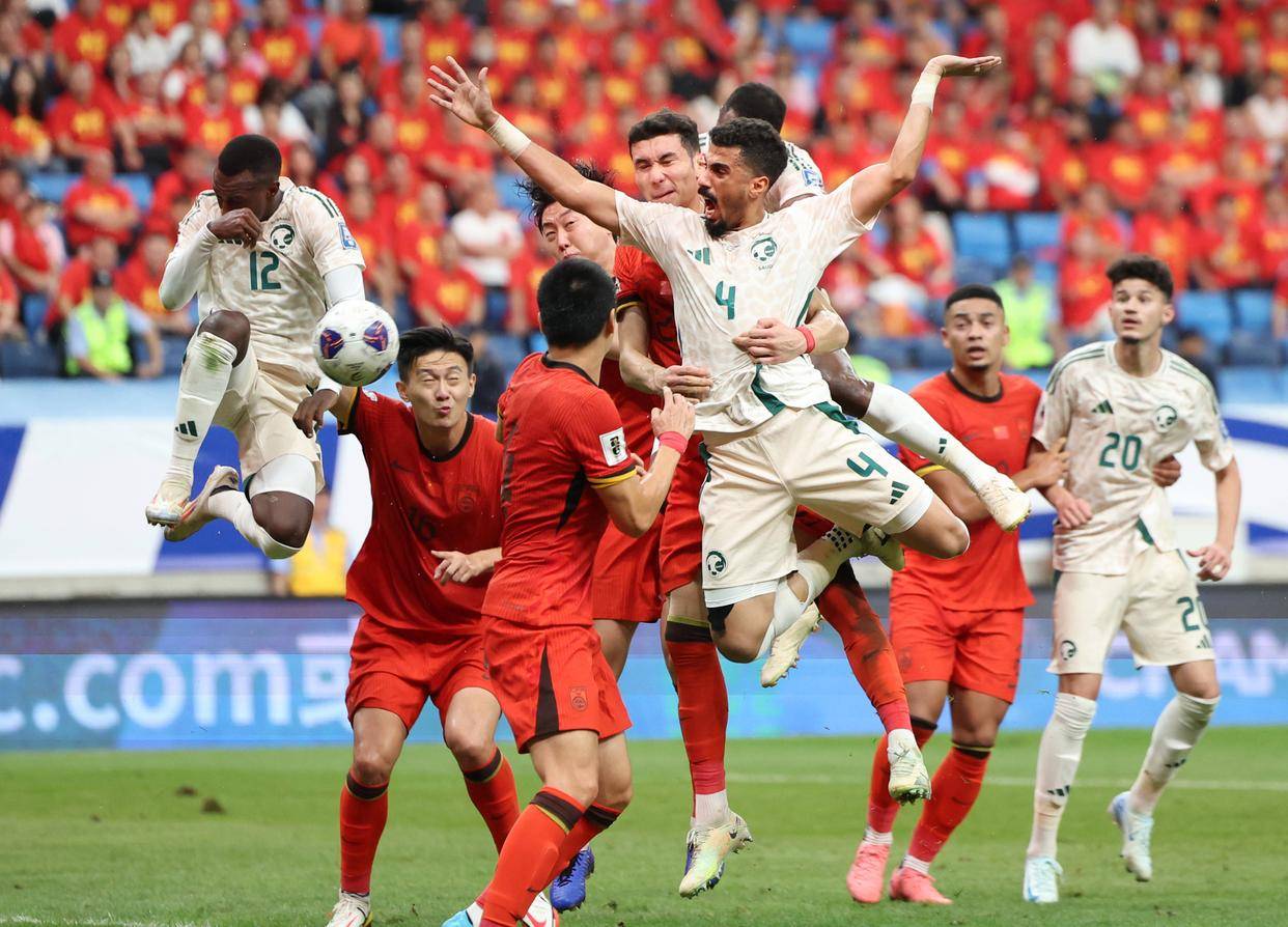 阿姆拉巴特：安东尼不该吃红牌，他并非故意踢对方面部（阿姆拉巴特为安东尼鸣不平：踢中对方面部非故意，红牌判罚不当）