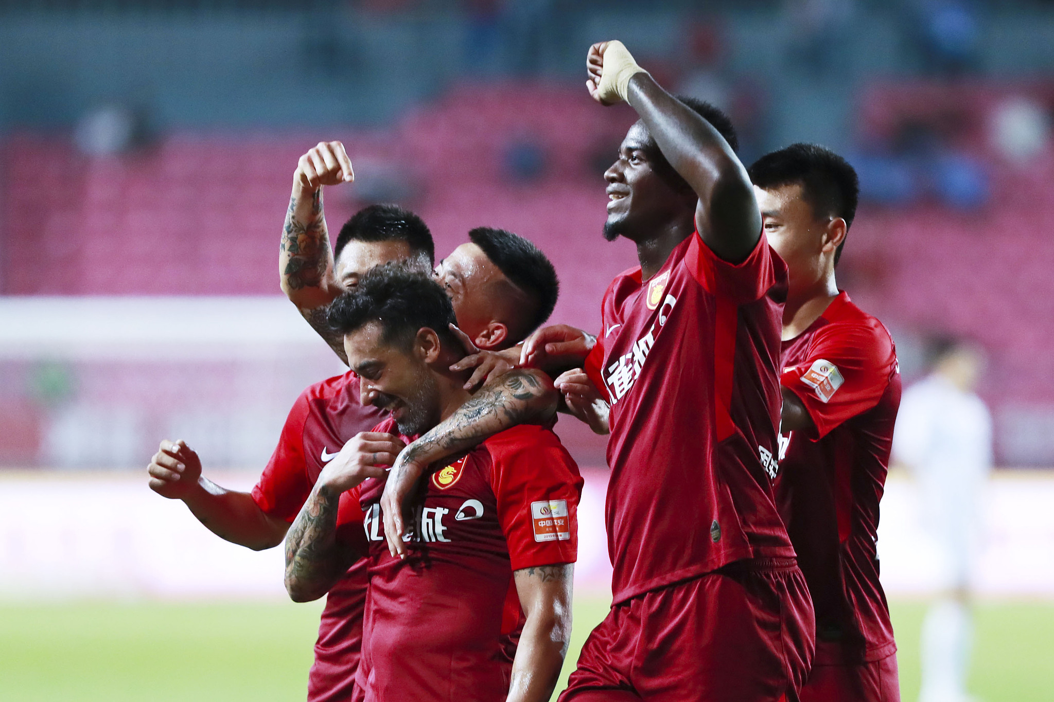 今年的欧冠就看到这！2025年欧冠全部比赛战罢，明年1月重启（今年欧冠到此收官！2025年欧冠阶段性完赛，明年1月重燃战火）