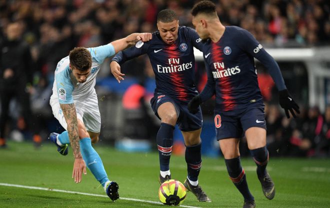 如何在足球场上保持心理稳定？（足球比赛中的心态管理指南）