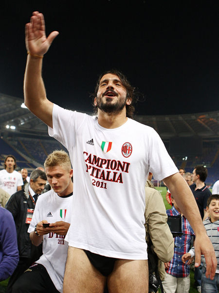 主裁：夸安萨拉拽丘库埃梅卡没判罚？这是极轻微、无效的拉拽（主裁解释未判罚夸安萨拉拽丘库埃梅卡：拉拽极轻微且无实质影响）