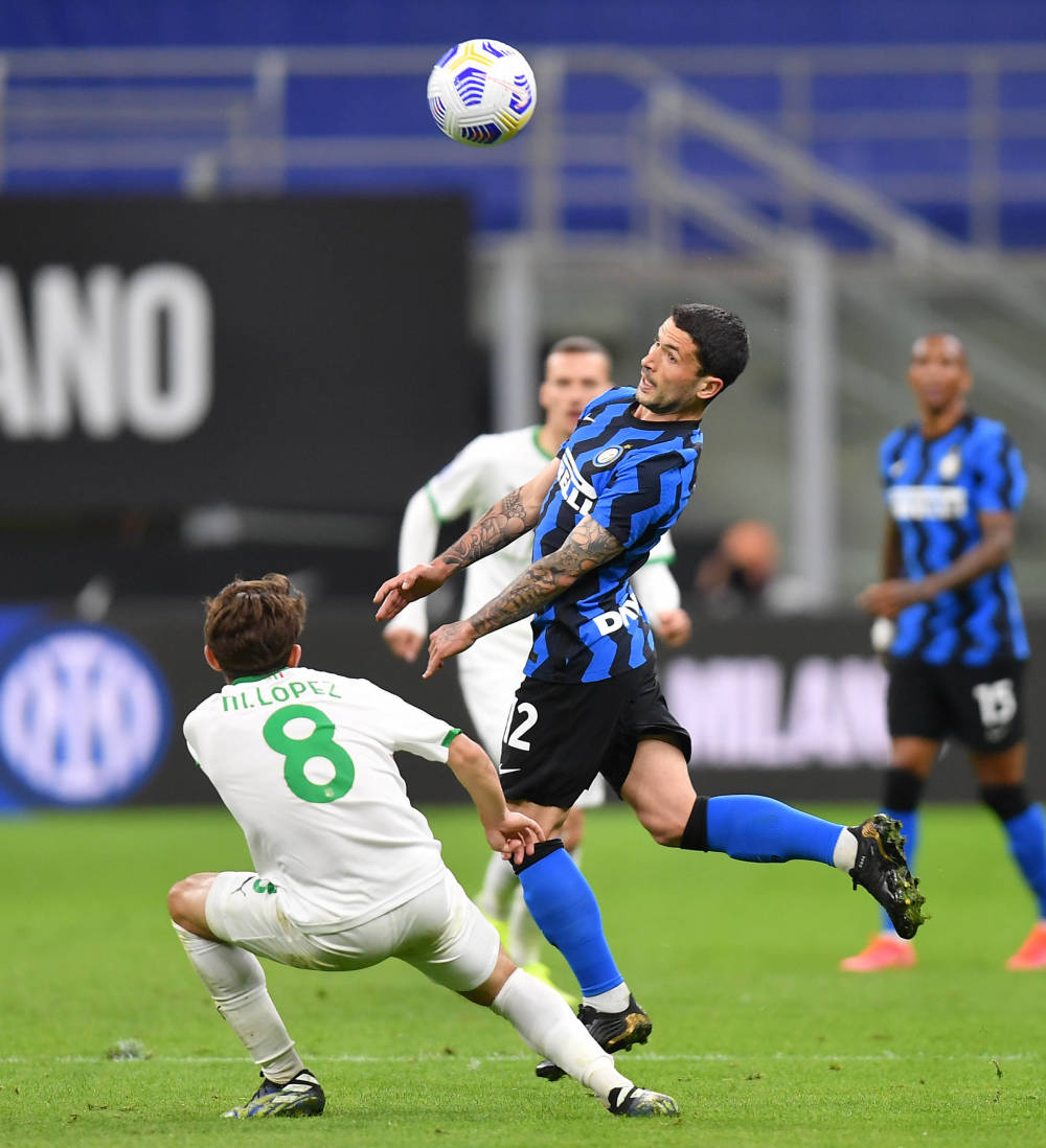 违反规则了，一支球队不能使用两名守门员（一支球队不得同时使用两名门将）