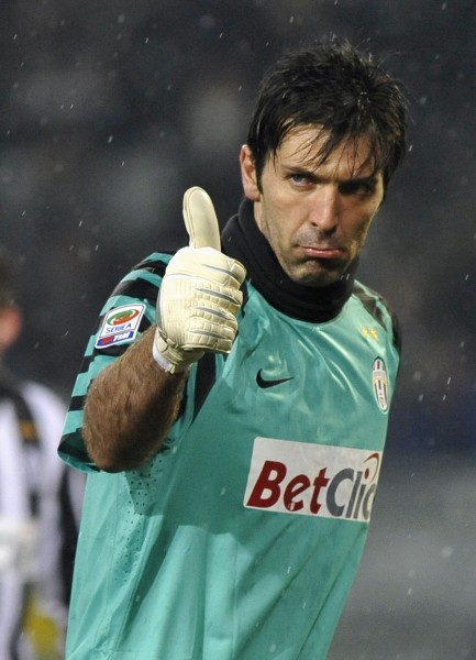 中超：上海海港4-0大胜深圳队（中超：上海海港4-0完胜深圳队）