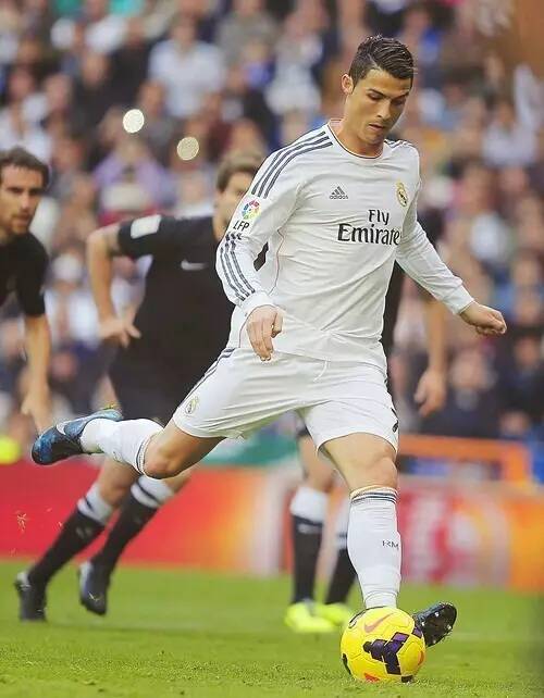 阿贾克斯客场4-2逆转卡拉巴克，收获本赛季欧冠首胜（阿贾克斯客场上演4-2逆转力克卡拉巴克，斩获赛季欧冠首胜）