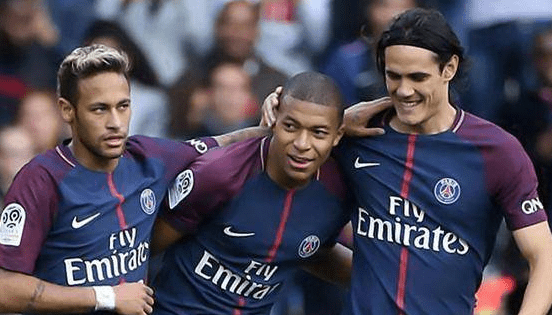 青岛球迷狂欢全场（青岛球迷全场沸腾）