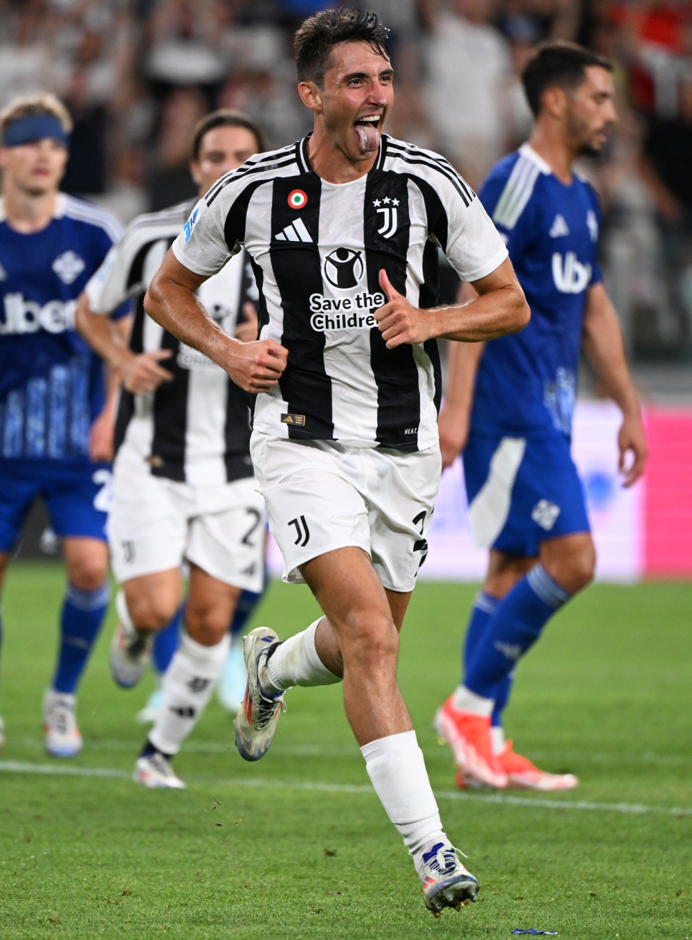 记者：曼联19岁前锋惠特利将租借加盟英甲北安普顿（记者：曼联19岁小将惠特利将以租借身份加盟英甲北安普顿）